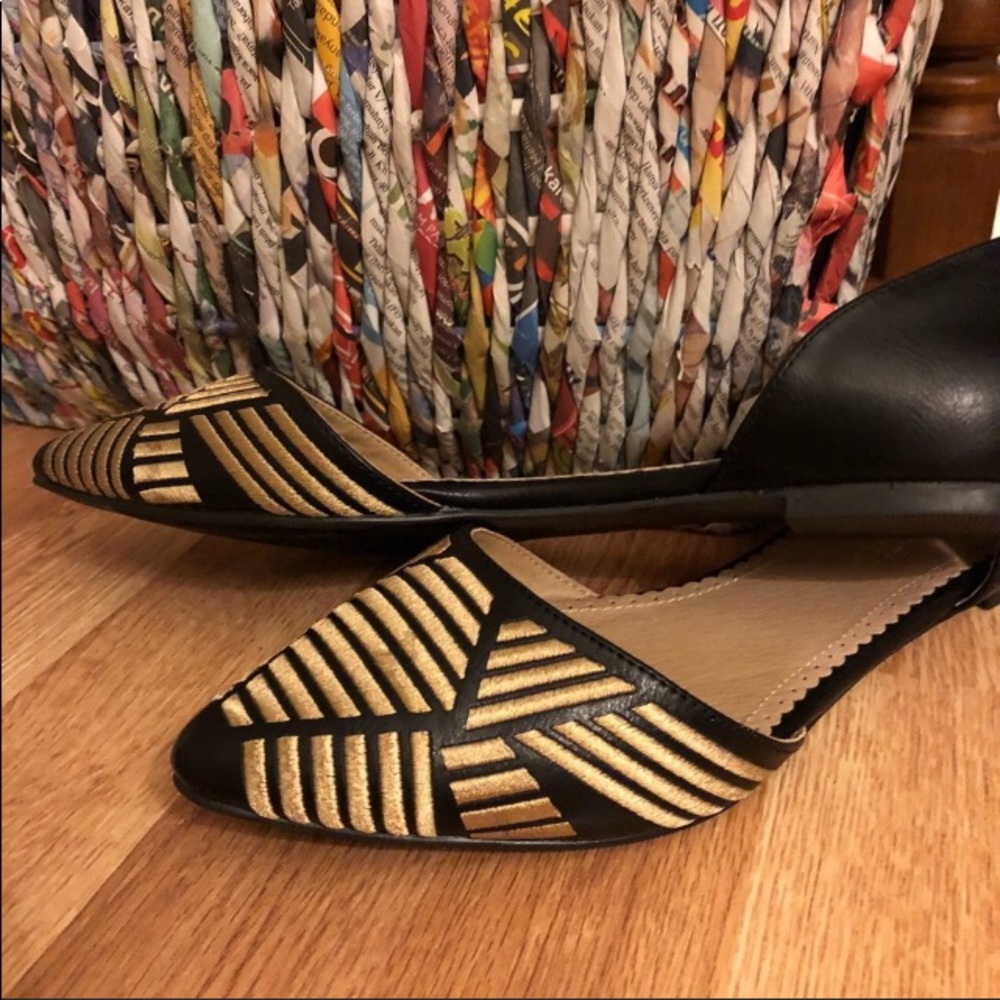 🔥NWOT Restricted black and gold pointed toe flat